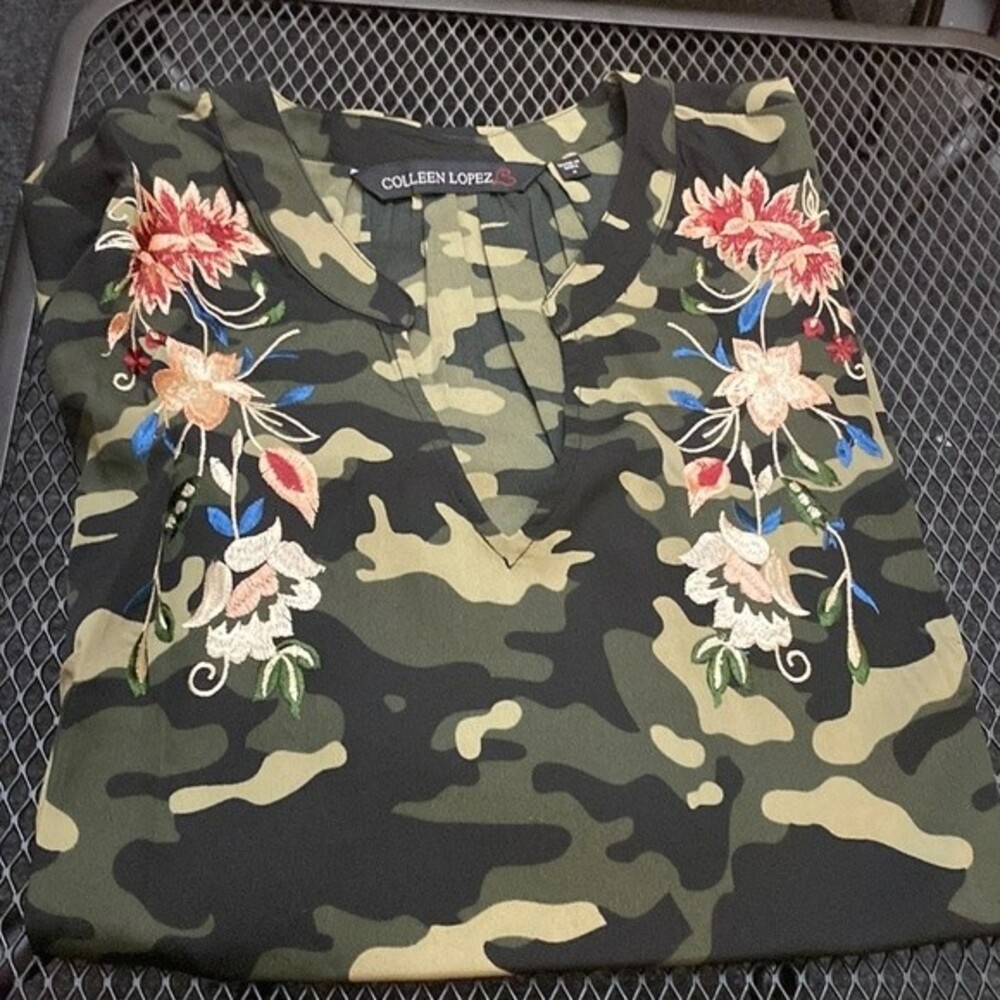 Colleen Lopez Green Peach Camo Blouse Top Floral Embroidery Size S Small NWT